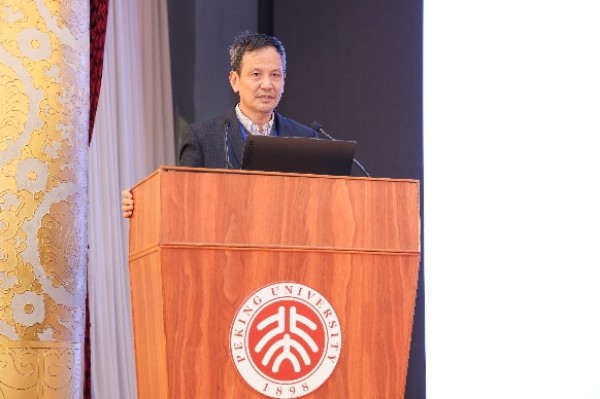 7刘丹青教授作主旨报告.jpg 7刘丹青教授作主旨报告.jpg