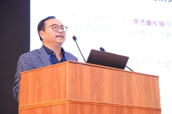 10胡建刚教授作主旨报告.jpg 10胡建刚教授作主旨报告.jpg