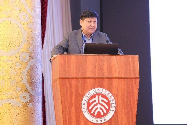 12张洪明教授作主旨报告.jpg 12张洪明教授作主旨报告.jpg